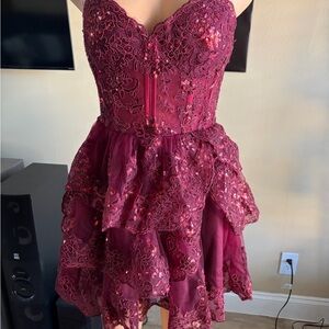 Chic Burgundy Strapless Lace Dress